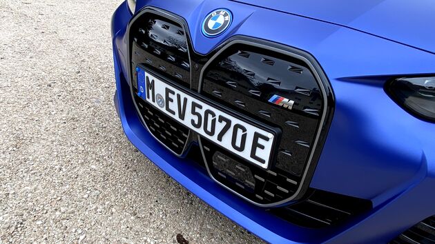 De vooral stoer en uitgesproken neus van de BMW i4 M50 past naadloos bij de performance