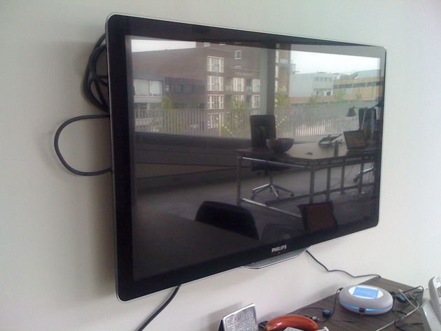 consument-ziet-televisiescherm-in-de-toe.jpg