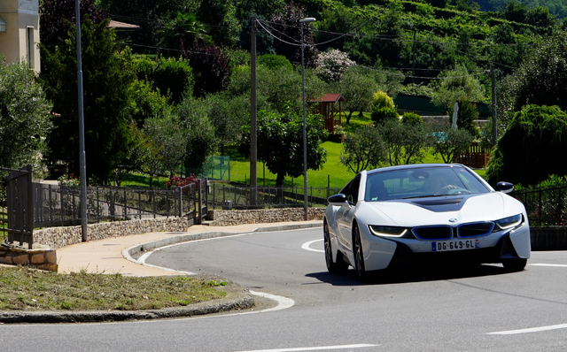 Het rijden in het heuvellandschap boven Milaan met deze BMW i8 is \u00e9\u00e9n groot feest