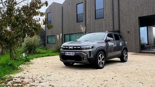 De nieuwe Dacia Duster, in de heuvels boven Cascais, nog steeds onzichtbaar