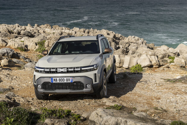 Verscholen in de rotsachtige kust bij Cascais, de nieuwe Dacia Duster