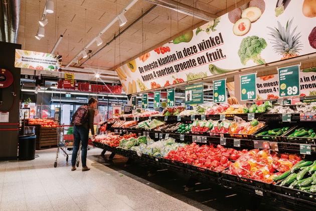 <em>Kleurrijke en opvallende nudge, geplaatst boven het vak met groenten en fruit.<\/em>