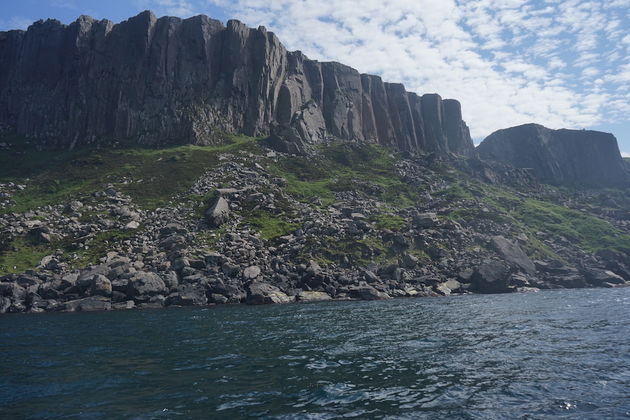 De Dragonstone Cliffs zien er vanaf een boot behoorlijk indrukwekkend uit!