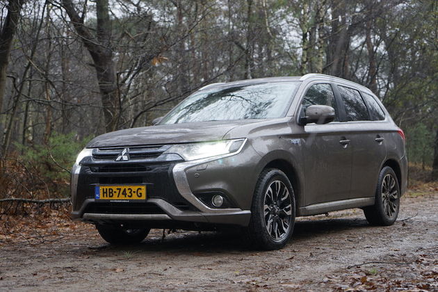 mitsubishi_outlander_phev_outdoor_front