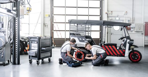 Trainees van Audi werken aan de E-riksja.