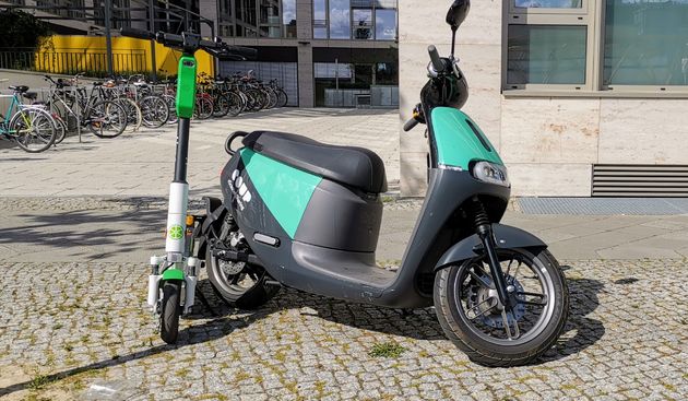 e-Steps en e-Scooters op de hoek van de straat in Berlijn