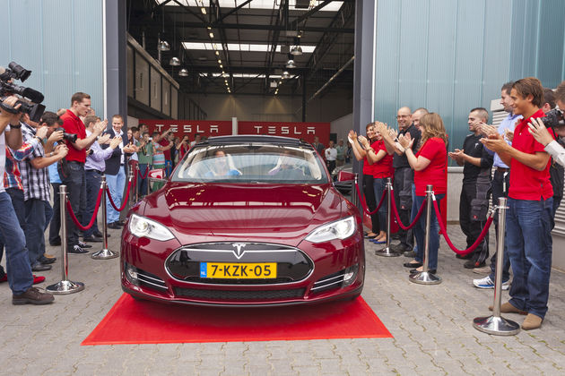 eerste-tesla-model-s-rijdt-in-tilburg-de.jpg