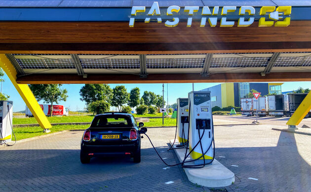 Net voorbij Leiden voor de eerste keer (50 kWh) laden onder het genot van een espresso