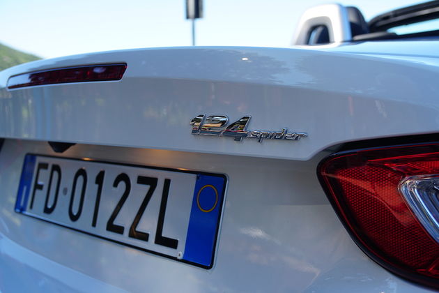 fiat_124_spider_wit_logo