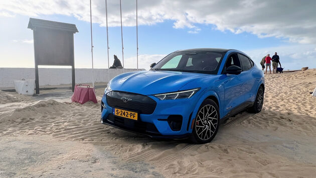 Ford Mustang Mach-e GT op het strand in de Algarve.