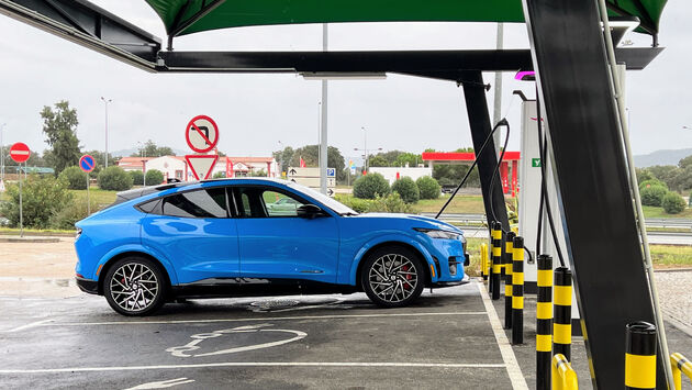 Laden langs de snelweg in Portugal, je kan er zo maar alleen staan.