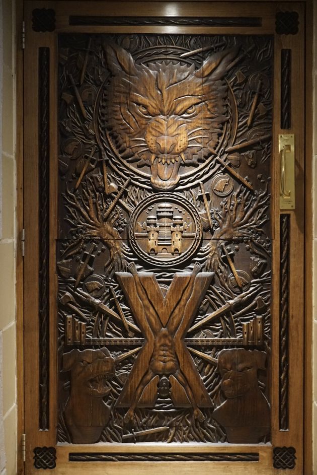 Hier zie je een van de 10 Game of Thrones deuren. Deze deur vind je in Ballygally Castle.