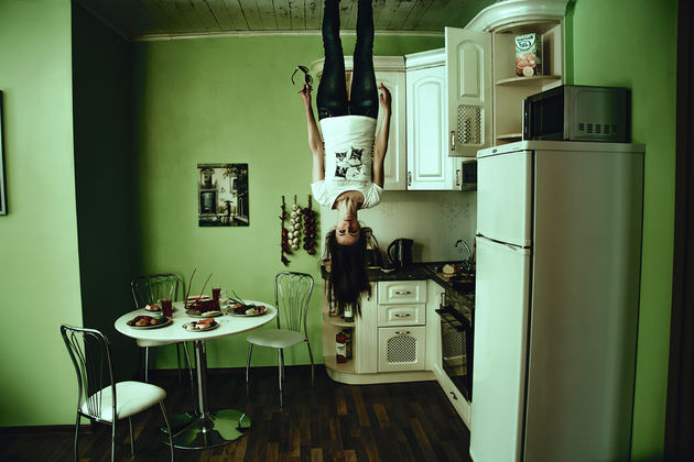 girl-standing-upside-down-from-the-roof