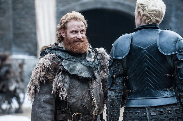 <em>Tormund Giantsbane en Brienne of Tarth. (Foto: Helen Sloan\/HBO)<\/em><em><\/em>