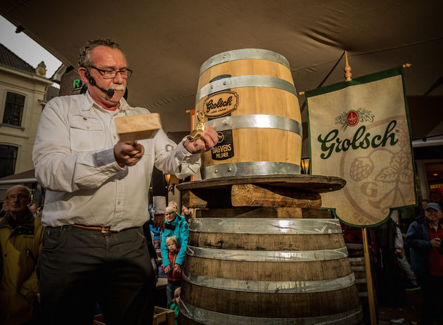 Het aanslaan van het eerste vat Grolsch Dagvers Pilsner