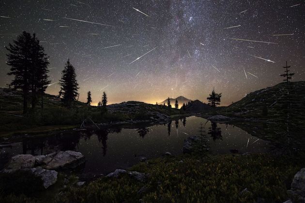 Perse\u00efden meteorenregen in Mount Shasta - Californi\u00eb. Fotocredit: Brad Goldpaint.