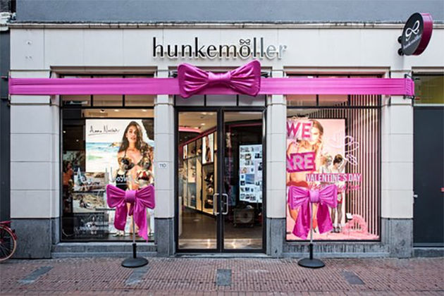 <i>Hunkem\u00f6ller aan de Kalverstraat in Amsterdam.</i>