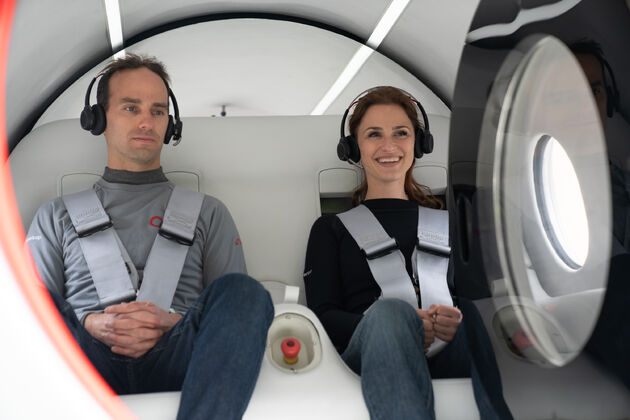 <em>Josh en Sara in de Pegasus podFotocredits: Virgin Hyperloop<\/em>