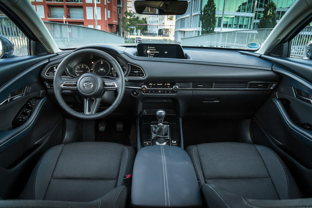 <em>Het fraaie interieur van de CX-30<\/em>