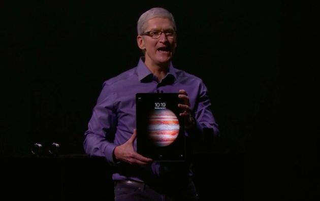 Tim Cook verstopt zich bijna achter de iPad Pro