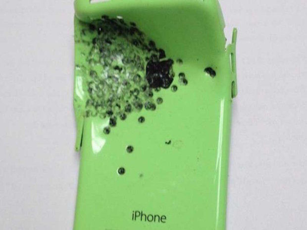 Zo zag de iPhone eruit nadat de kogel erin terecht is gekomen.
