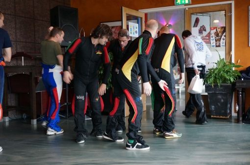 Belgische deelnemers nemen de oefeningen door in het restaurant