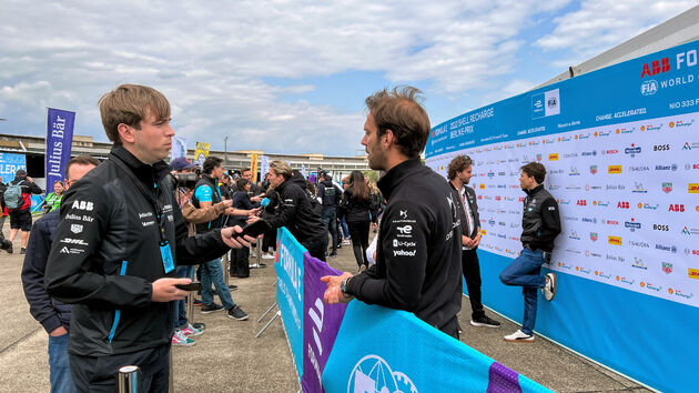 Jean Eric Vergne praat met de media, coureurs zijn bij Formula E heel benaderbaar