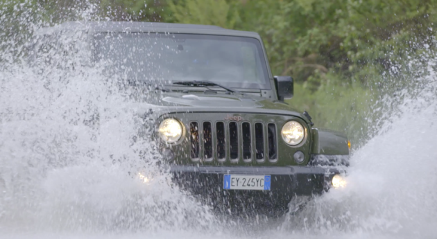 Een natte Jeep Wrangler