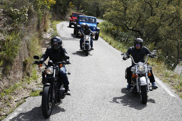 Jeep en Harley-Davidson rijders, vrienden voor het leven