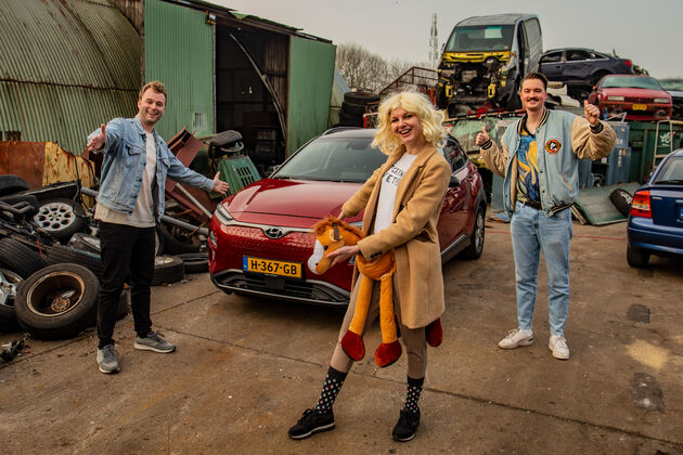 julia-met-tom-bram-en-haar-nieuwe-auto.jpeg