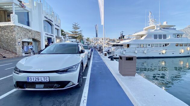 Kia EV6 aan de haven van Marbella