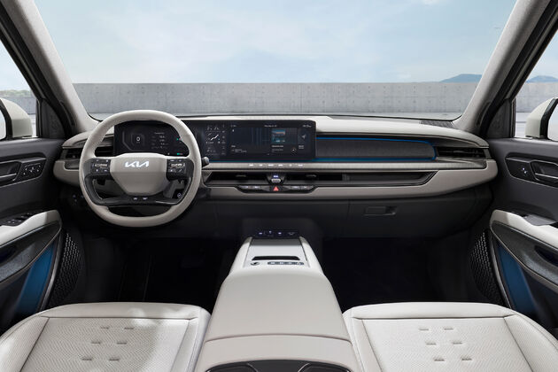 Strak interieur wat goed past bij het design van de auto