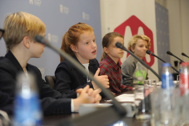 Kinderen presenteren onderzoeksresultaten in Nieuwspoort (foto: Kees-Jan Bakker)