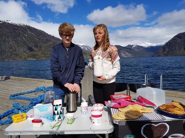 Noorse kinderen verkopen zelfgemaakte pancakes bij de ferries
