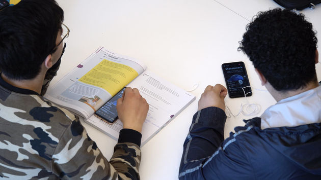 <i>Studenten volgen alles vanaf een smartphone.</i>