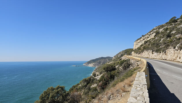 De kustweg bij Barcelona naar Sitges, haarscherpe foto`s onder ideale omstandigheden