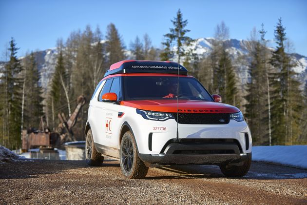 Land_Rover_Discovery_drone_red_cross_6