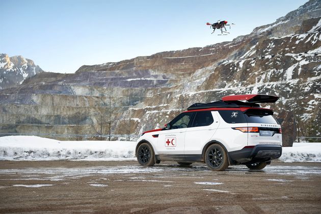 Land_Rover_Discovery_drone_red_cross_7