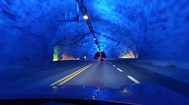 Speciaal aangebrachte verlichting op een stopplaats in de L\u00e6rdal Tunnel