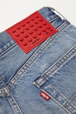 <em>Een voorbeeld van het leren detail aan de achterkant van de jeans<\/em>