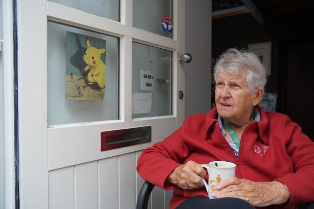 Mevrouw Visser, inwoonster van Lillo heeft geen moeite met alle aandacht