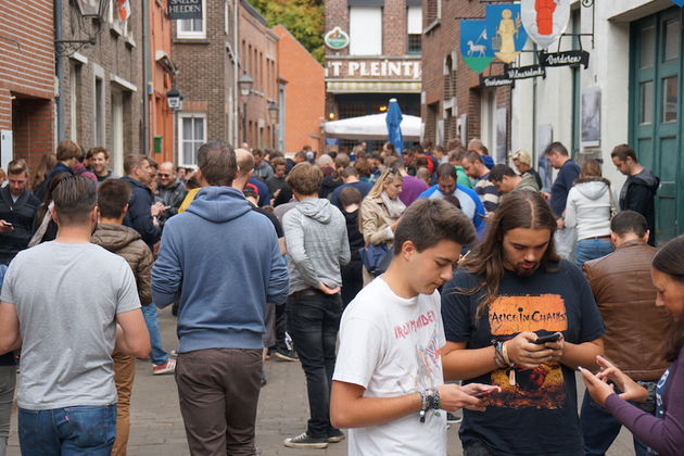 De enige straat in Lillo, gevuld met Pok\u00e9mon Go-spelers