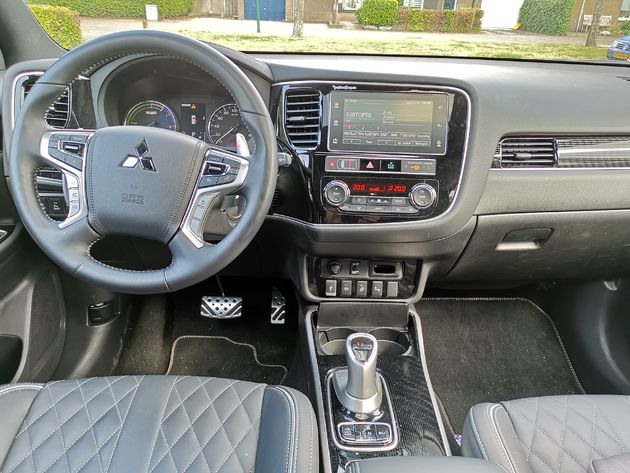 <i>De cockpit van de Outlander PHEV.</i>