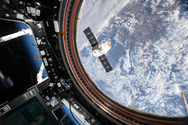 Een blik op het Dragon-ruimteschip vanuit de ISS.<em> [Afbeelding \u00a9 NASA]<\/em><em><\/em>
