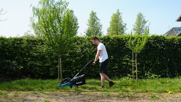 <i>Gras maaien, met dit weer soms tweewekelijks.</i>