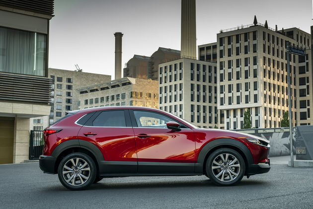 <em>De nieuwe Mazda CX-30 heeft een duidelijk S-vorm in de weerspiegeling<\/em>