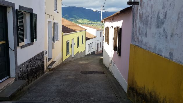Smalle en steile wegen, het is opletten geblazen op de Azoren