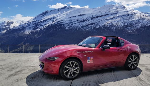 De Mazda MX-5 RF met toestemming gefotografeerd boven op de Geiganger fj\u00f6rd