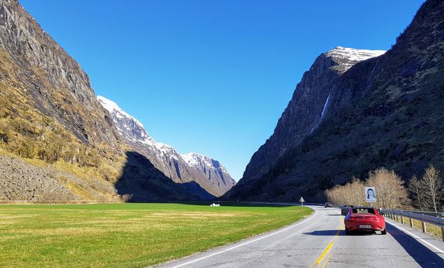 Rijden in een machtig landschap