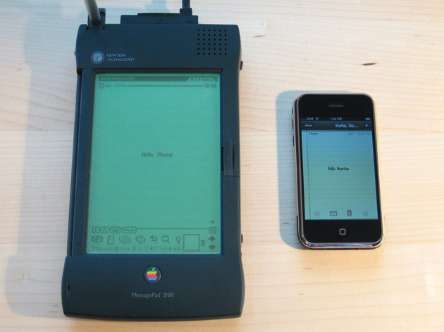 <i>De Apple Newton MessagePad 2100, met Newton OS, naast een iPhone met iOS. Bron: </i><a href=\